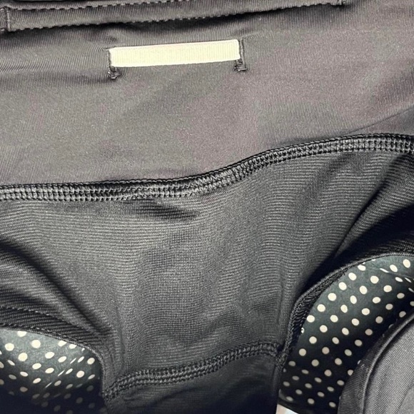 Lululemon speed up shorts 2.5” inseam - black with white polka dots - Picture 8 of 8